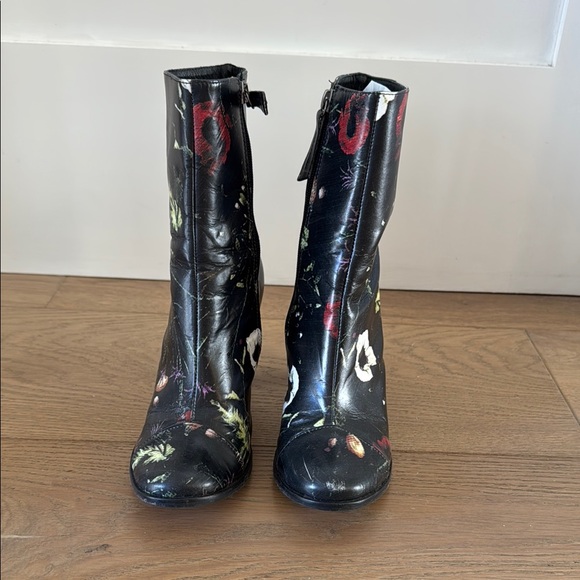 GRAFFITI- Women’s  Black Leather Floral Ankle Boots- Sz 7 - Picture 3 of 9